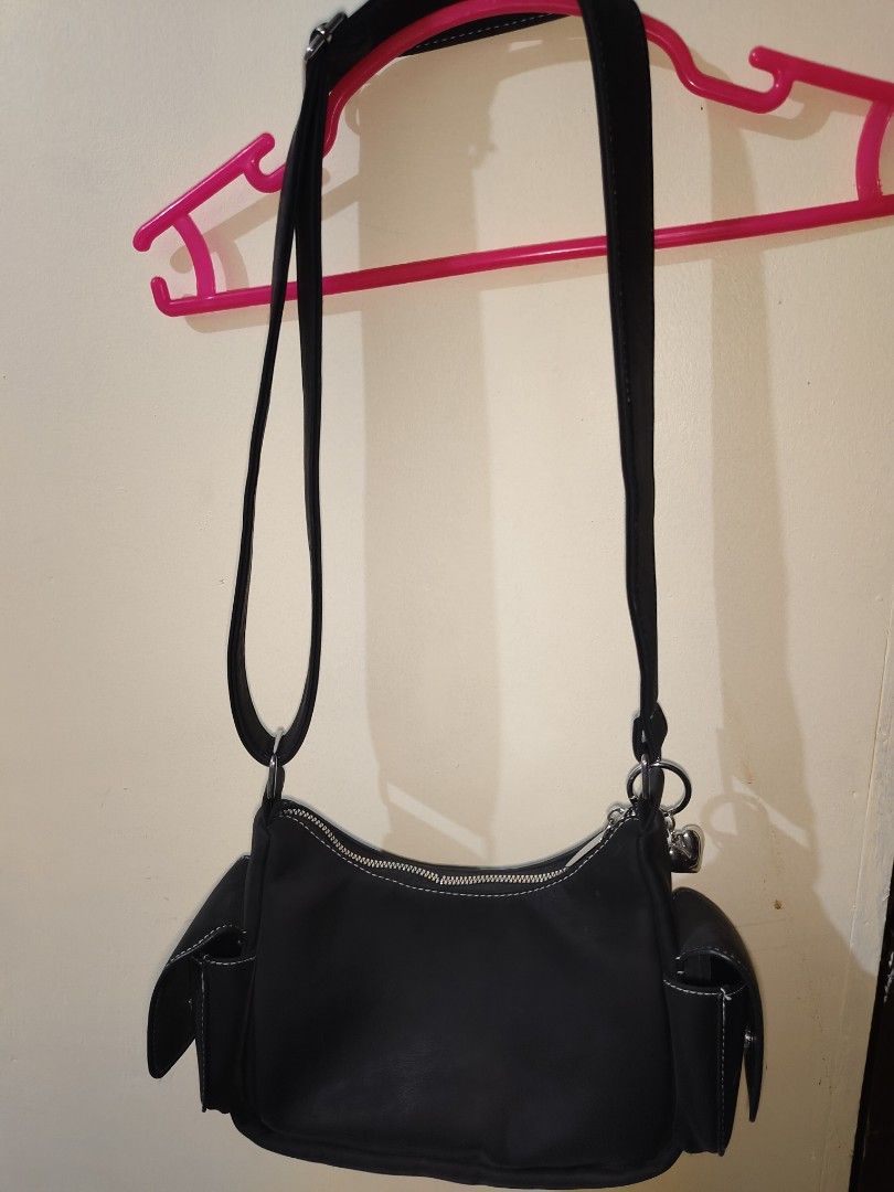 none (Category: Luxury Bags & Wallets) located in Manila. Submitted by clairevald34303 (Listing ID 1467987009, Image 3). Description: Black velvet texture small capacity can adjust to be slingbag/shoulder bag.