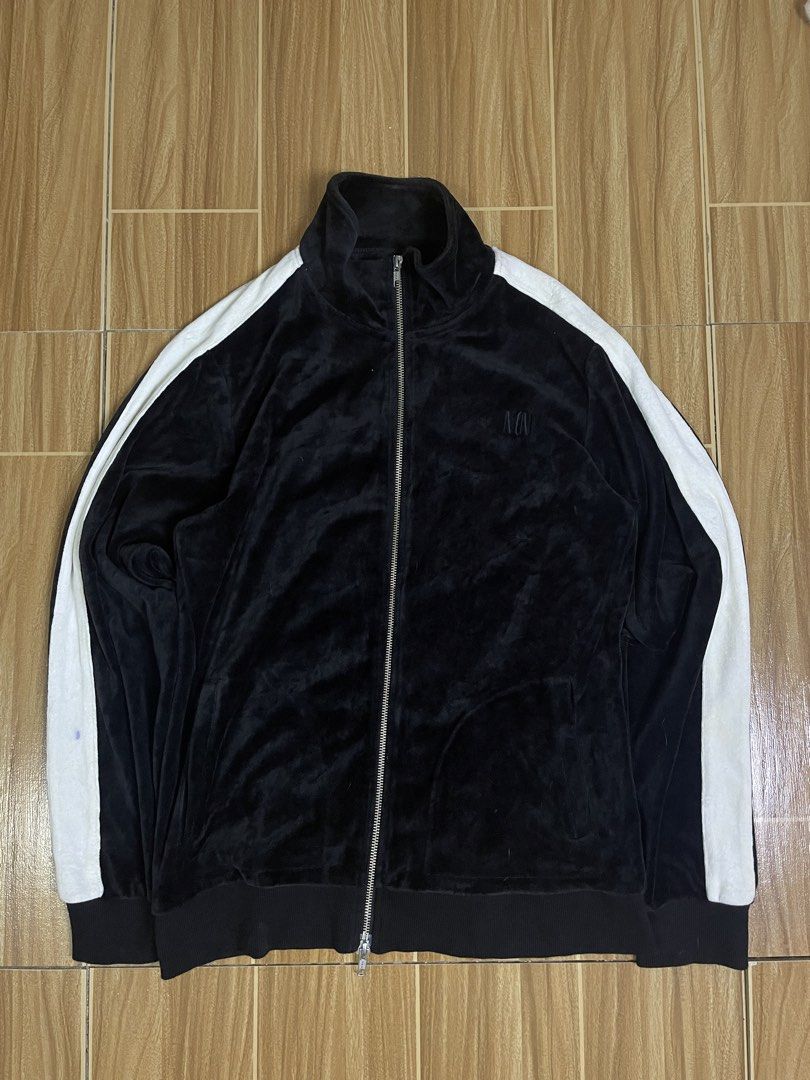 Number Nine (Category: Activewear) located in Naga. Submitted by black-market00 (Listing ID 1468001149, Image 1). Description: Width 21 Lenght 27 Minimal stain.