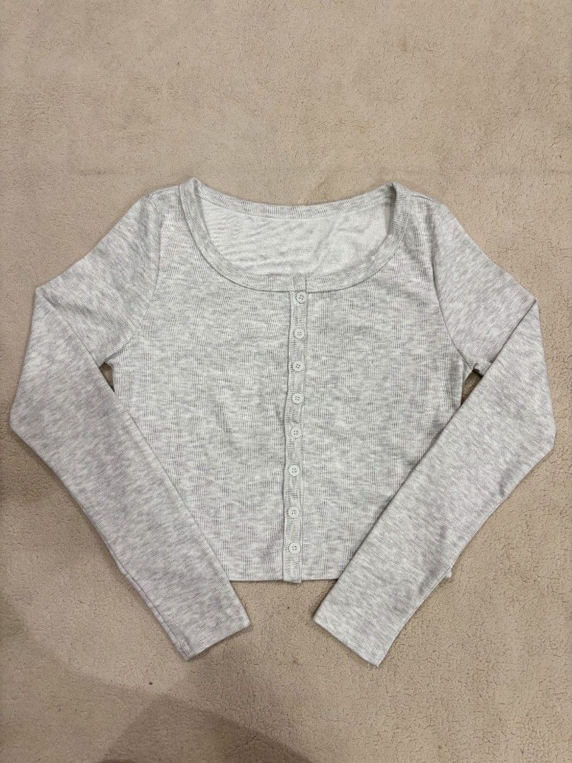 NUSERA Ribbed Button-Up Long Sleeve Cropped Cardigan (Category: Longsleeves) located in Cadiz. Submitted by soleil_montefalco (Listing ID 1462828879, Image 2). Description: - Brand: MUSERA - Color: Grey - Material: Ribbed knit - Style: Long sleeve cardigan - Fit: Cropped - Closure: Button-up front - Feel: Soft and comfortable - Versatile: Great for layering or wearing on its own - Styling Tip: Looks cute with high-waisted bottoms -Sizes are just 