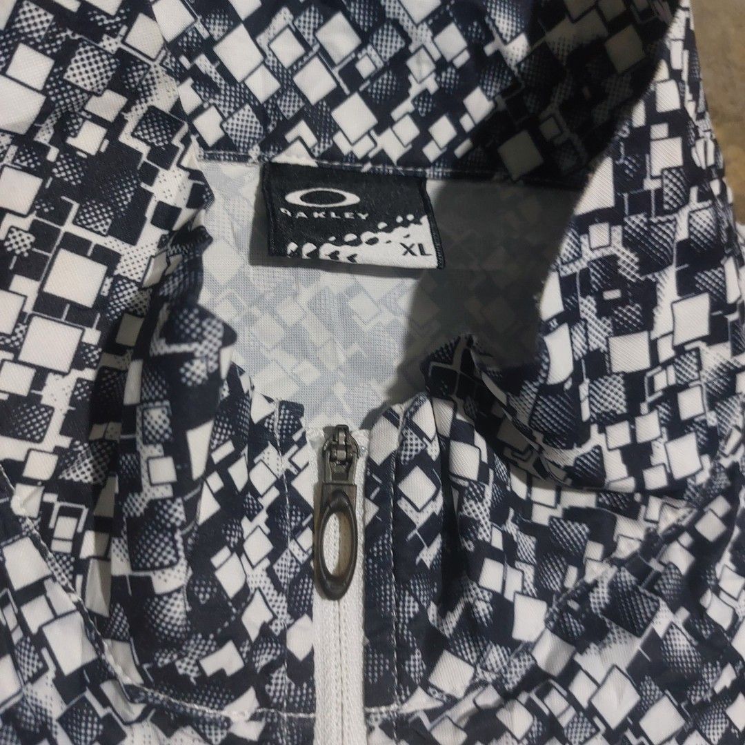 OAKLEY AOP GEOMETRIC DESIGN JACKET (Category: Coats, Jackets and Outerwear) located in Tuguegarao City. Submitted by 3500.finds (Listing ID 1467853747, Image 2). Description: XL 22.5 x 27 Like new condition Color rate 9.5/10 or better No issue.