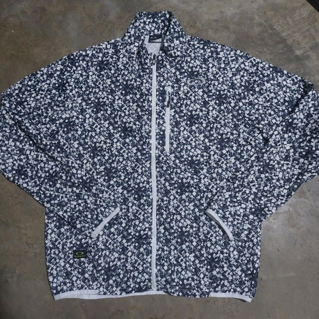 OAKLEY AOP GEOMETRIC DESIGN JACKET (Category: Coats, Jackets and Outerwear) located in Tuguegarao City. Submitted by 3500.finds (Listing ID 1467853747, Image 1). Description: XL 22.5 x 27 Like new condition Color rate 9.5/10 or better No issue.