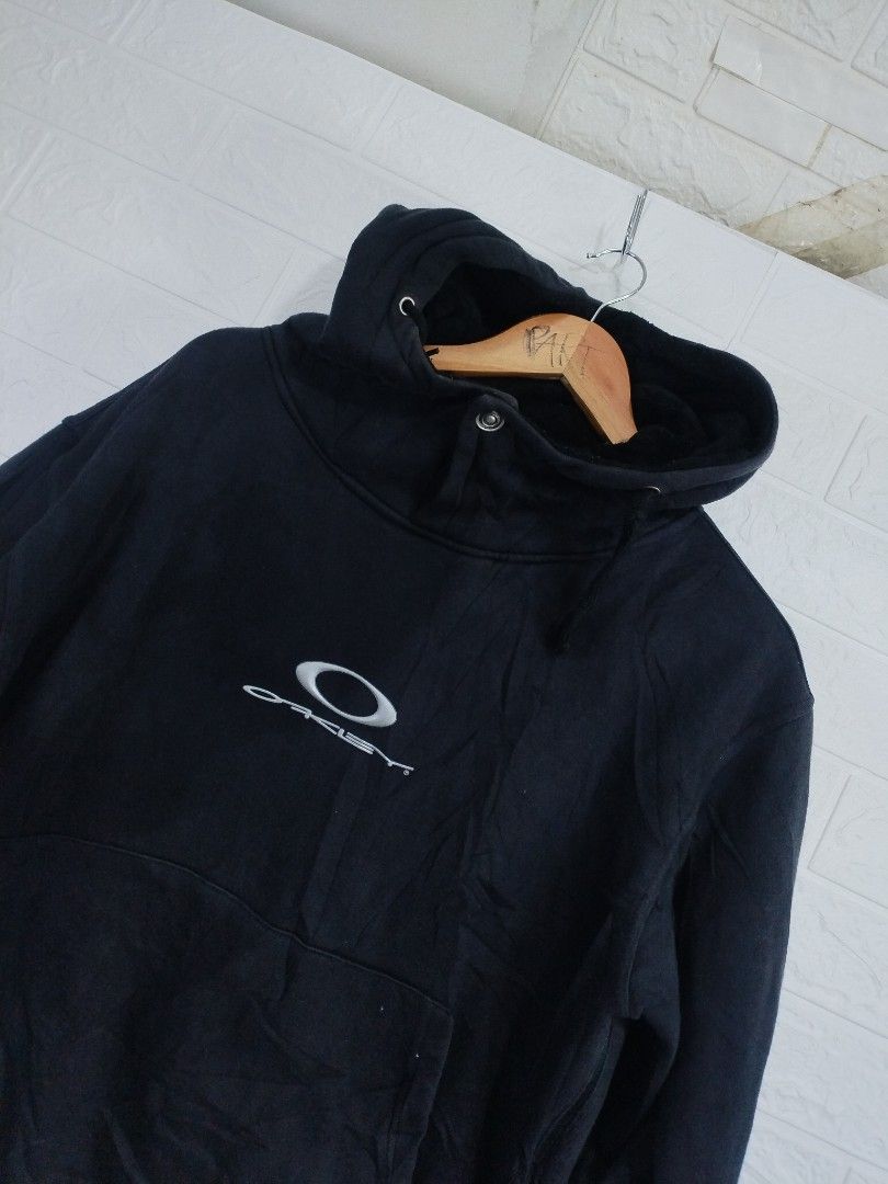 Oakley Black Logo Pullover Hoodie Size M (Category: Coats, Jackets and Outerwear) located in Davao. Submitted by salupannino2016-98573 (Listing ID 1467905667, Image 2). Description: VINTAGE Y2K OAKLEY SOFTWARE 3D LOGO MEDUIM ON TAG WIDTH. 22 LENGTH..25 USED CONDITIONS BLACK.. 9800/FREESHIP TNX ADMIN..☺.