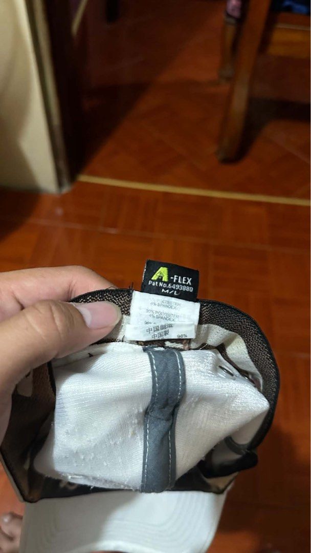 OAKLEY CAP (Category: Caps & Hats) located in Manila. Submitted by urban.vintage (Listing ID 1467901358, Image 3). Description: ISSUE : SEE THE PICS FOR ISSUE CAN SHIP VIA LALAMOVE OR J&T ( NO COD ) PAYMENT FIRST LOCATION : PASIG CITY .