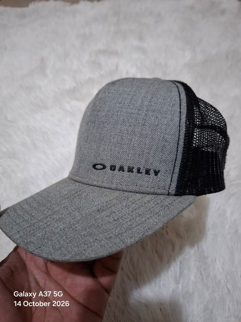 Oakley Chalten Cap - Unisex (Category: Caps & Hats) located in Manila. Submitted by thriftfinds_tagum (Listing ID 1468000588, Image 3). Description: Oakley Unisex-Adult Chalten Cap Excellent condition need wash ukay source one size adult snap back 650.⁰⁰.