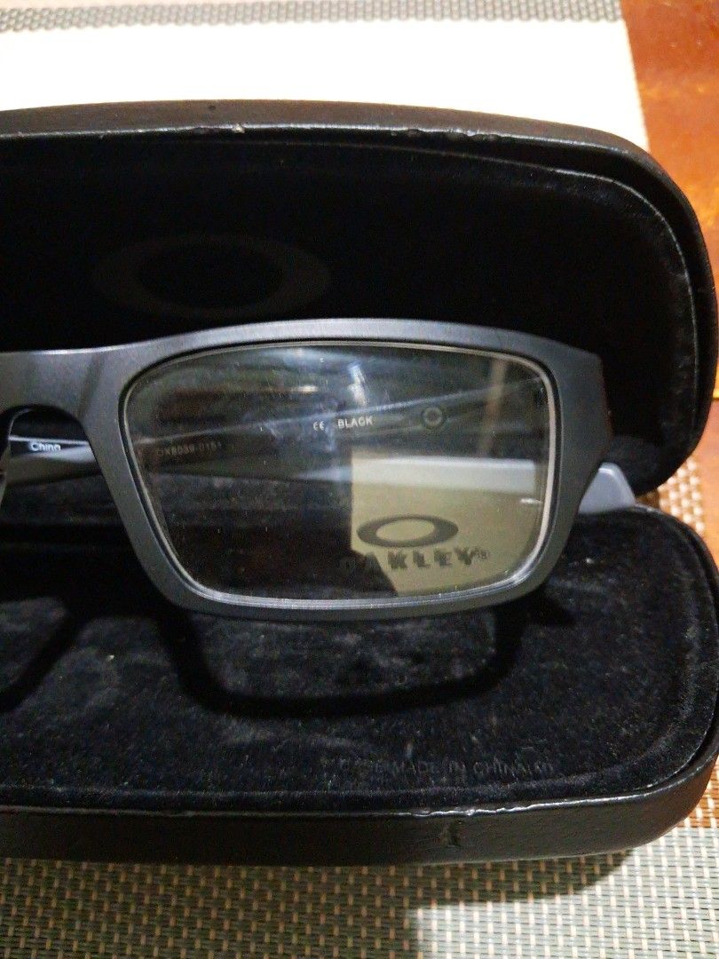Oakley eye glasses (Category: Accessory Holder, Box & Organizers) located in Cebu City. Submitted by chill_zy (Listing ID 1467930922, Image 3). Description: .