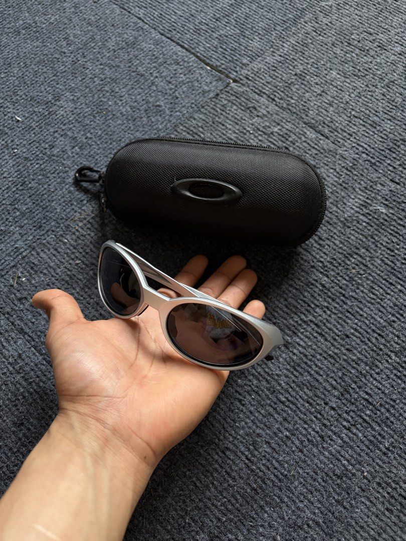 Oakley Jacket (inspired) Sunglasses (Category: Sunglasses & Eyewear) located in Manila. Submitted by toys_hats005 (Listing ID 1467960508, Image 3). Description: - Brand: Oakley - Frame: Silver - Lenses: Dark - Inclusions: Original black zippered Oakley hard case with icon logo - Condition: Clean frame and lenses, ready for daily wear or outdoor activities.