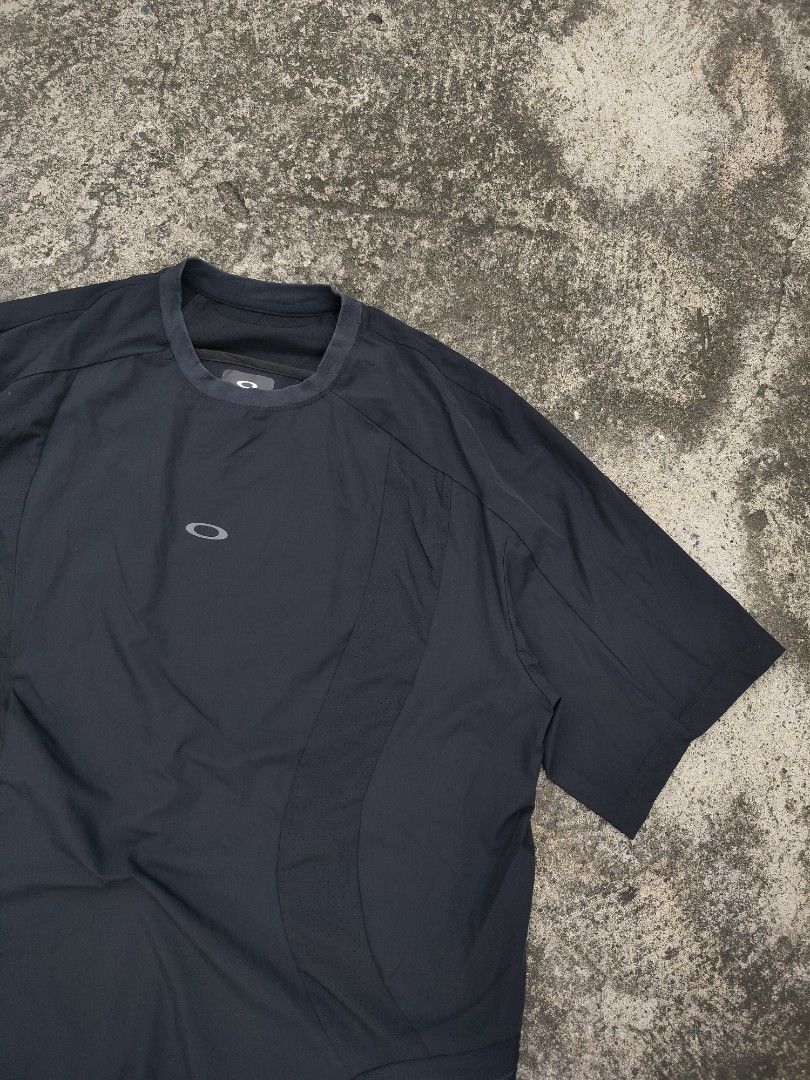 Oakley Latitude Arc Shirt (Category: Tshirts & Polo Shirts ) located in Midsayap. Submitted by rogeandrei29987 (Listing ID 1468028627, Image 1). Description: 📌Oakley Shirt •XXL on tag •24.5x28 •9.5/10 cr •9/10 Neck •No issue/Excellent MOP: Gcash Courier✈️: Flash Express Unli vouch/Vc with item Loc: Parang, Maguindanao❤️.