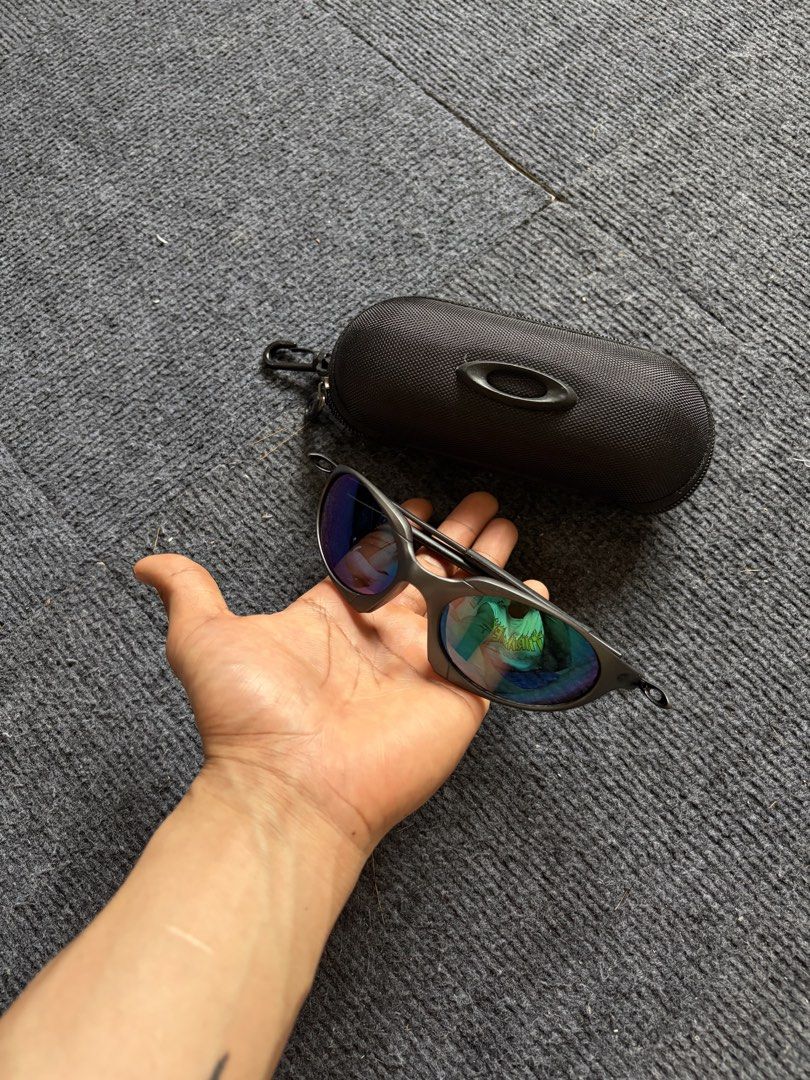 Oakley Romeo Sunglasses (Category: Sunglasses & Eyewear) located in Manila. Submitted by toys_hats005 (Listing ID 1467959685, Image 3). Description: - Brand: Oakley Juliet - Frame: Dark metal with a distinctive futuristic design - Lenses: Striking blue lenses - Inclusions: Original Oakley black textured hard case with built-in clip - Condition: Solid build quality, iconic vintage look - Best for: Outdoor wear, driving, and everyday style.