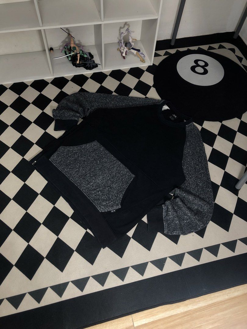 Oakley Sweatshirt Black Size Large. Dimes: 24X30 (Category: Coats, Jackets and Outerwear) located in Manila. Submitted by ejaay_2012 (Listing ID 1467936800, Image 3). Description: - Brand: Oakley - Color: Black and Heather Grey - Size: L (Regular Fit) - Design: Contrast raglan sleeves with front kangaroo pocket and small logo tag - Details: Ribbed cuffs and hem - Condition: Clean and ready to wear.