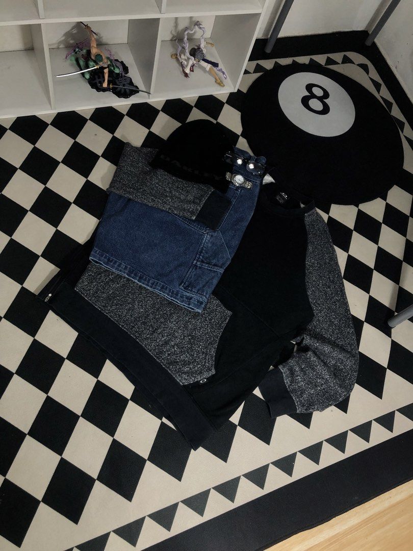 Oakley Sweatshirt Black Size Large. Dimes: 24X30 (Category: Coats, Jackets and Outerwear) located in Manila. Submitted by ejaay_2012 (Listing ID 1467936800, Image 2). Description: - Brand: Oakley - Color: Black and Heather Grey - Size: L (Regular Fit) - Design: Contrast raglan sleeves with front kangaroo pocket and small logo tag - Details: Ribbed cuffs and hem - Condition: Clean and ready to wear.