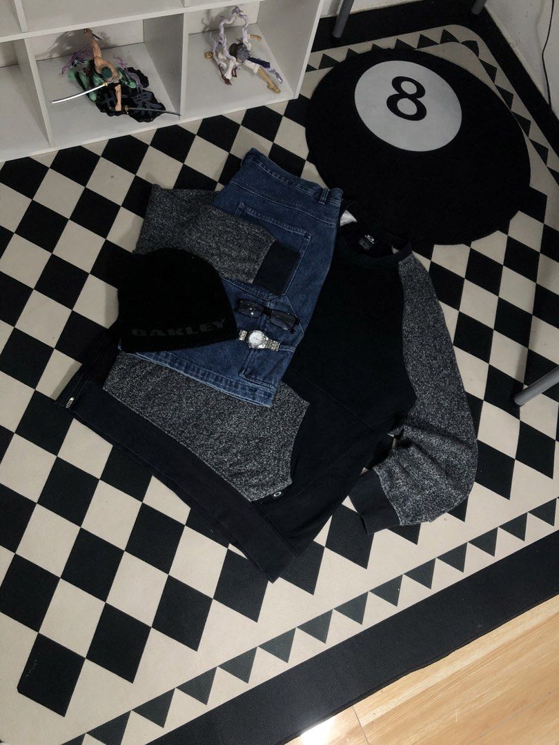 Oakley Sweatshirt Black Size Large. Dimes: 24X30 (Category: Coats, Jackets and Outerwear) located in Manila. Submitted by ejaay_2012 (Listing ID 1467936800, Image 1). Description: - Brand: Oakley - Color: Black and Heather Grey - Size: L (Regular Fit) - Design: Contrast raglan sleeves with front kangaroo pocket and small logo tag - Details: Ribbed cuffs and hem - Condition: Clean and ready to wear.