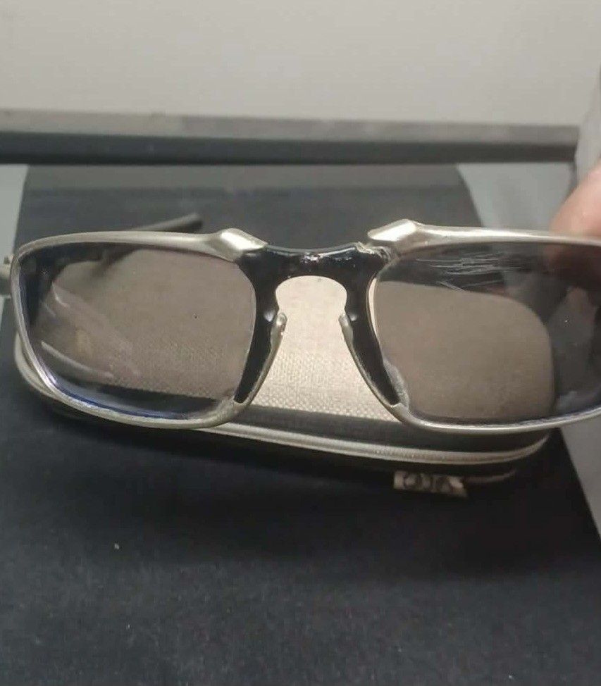 Oakly Badman Polarized (Category: Looking For) located in Binan City. Submitted by braveshark.c47e3b (Listing ID 1468054828, Image 3). Description: Origina Oakly Badman, polarized binan laguna location.