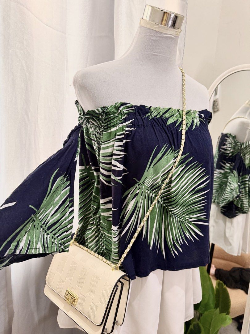 Offshie Floral Top (Category: Others Tops) located in Quezon City. Submitted by kaye_oineza (Listing ID 1467956819, Image 2). Description: Offshie | Summer Top ✨ Small-Semi Large.