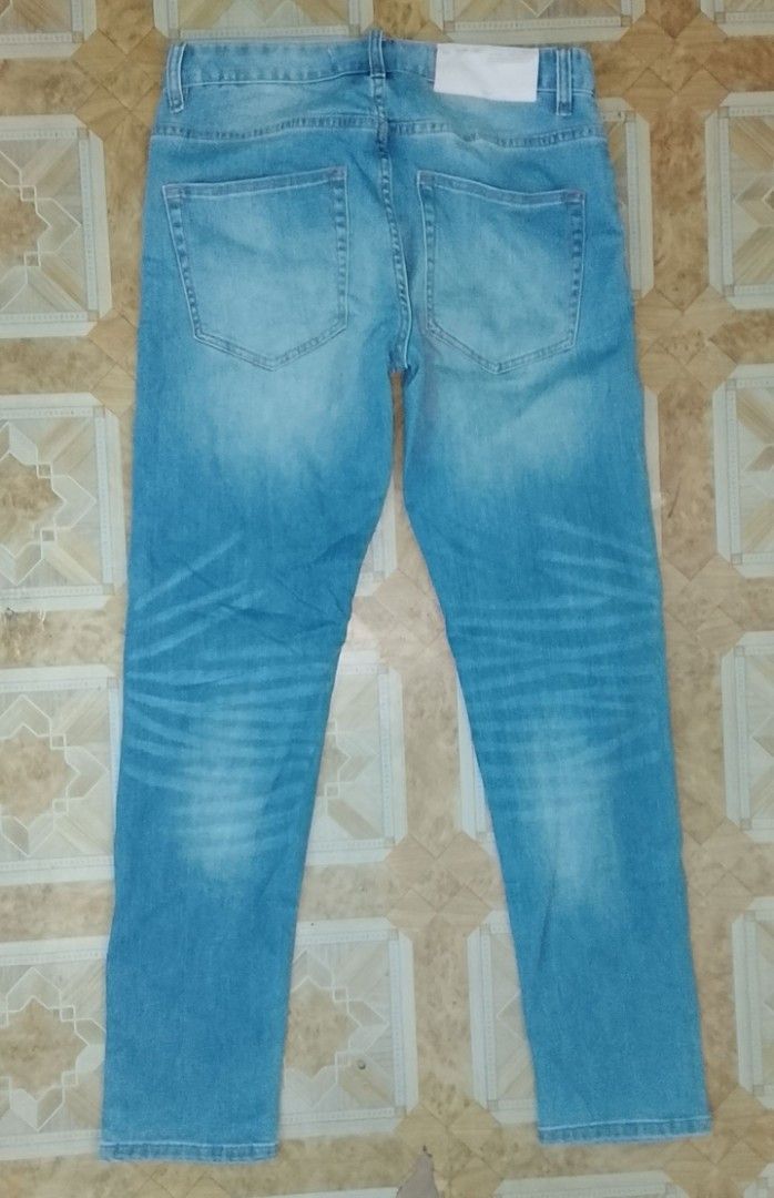 Off-White Blue Denim Jeans with White Leg Print (Category: Jeans) located in Pila. Submitted by franklinsanity (Listing ID 1467853882, Image 2). Description: - Brand: Off-White - Wash: Light / Medium Blue Denim - Fit: Straight leg - Design: Classic 5-pocket styling with zip fly and branded button - Detail: Large vertical white Off-White logo print on the left lower leg authencity: OFF (not authentic) Size: waist - 30" outseam - 40" inseam - 30" l
