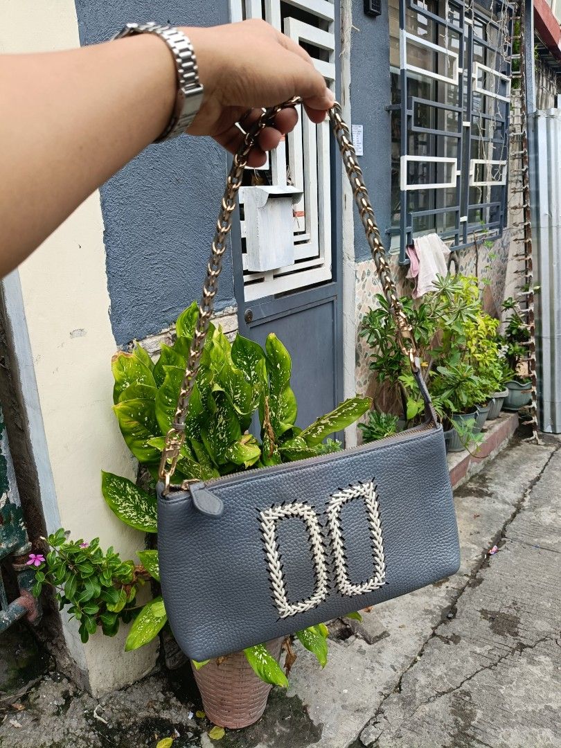 OG Daks London Chain Kili Bag (Category: Shoulder Bags) located in Taguig. Submitted by handpickedreplay (Listing ID 1467981850, Image 1). Description: OG Daks London Chain Kili Bag ⛔ Excellent condition, no rubs or scratches in leather. Retouched so ready to use. Hardwares in excellent condition also. 🏷️ 1540 Taguig City Location.