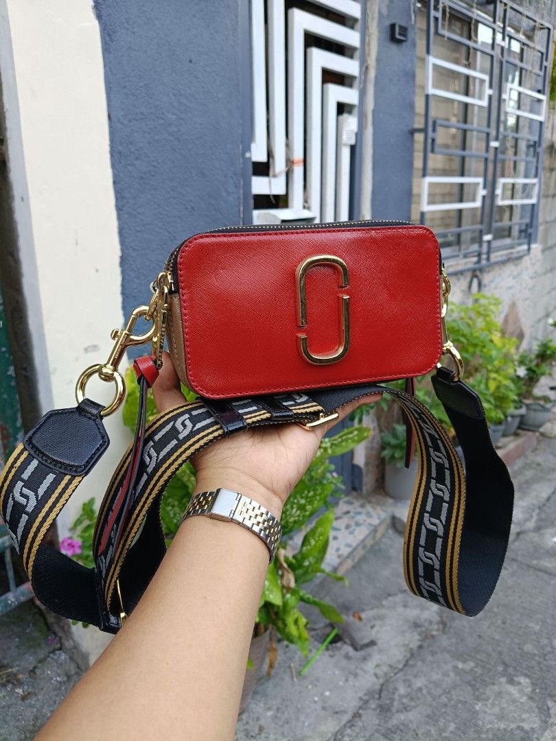 OG Marc Jacobs The Snapshot Camera Bag (Category: Luxury Bags & Wallets) located in Taguig. Submitted by handpickedreplay (Listing ID 1467992780, Image 1). Description: OG Marc Jacobs The Snapshot Camera Bag ⛔ Excellent condition, gold Hardwares, clean inside compartments, minimal press marks, clean and crisp wide strap. No fadings, No bakbak, No crackings at all. ⛔ Exact Model: Marc Jacobs The Snapshot Camera Bag ( Red Multi/ Deep Maroon ) ⛔ Mat