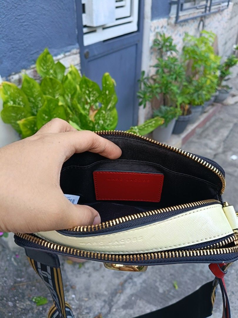 OG Marc Jacobs The Snapshot Camera Bag (Category: Luxury Bags & Wallets) located in Taguig. Submitted by handpickedreplay (Listing ID 1467992780, Image 2). Description: OG Marc Jacobs The Snapshot Camera Bag ⛔ Excellent condition, gold Hardwares, clean inside compartments, minimal press marks, clean and crisp wide strap. No fadings, No bakbak, No crackings at all. ⛔ Exact Model: Marc Jacobs The Snapshot Camera Bag ( Red Multi/ Deep Maroon ) ⛔ Mat