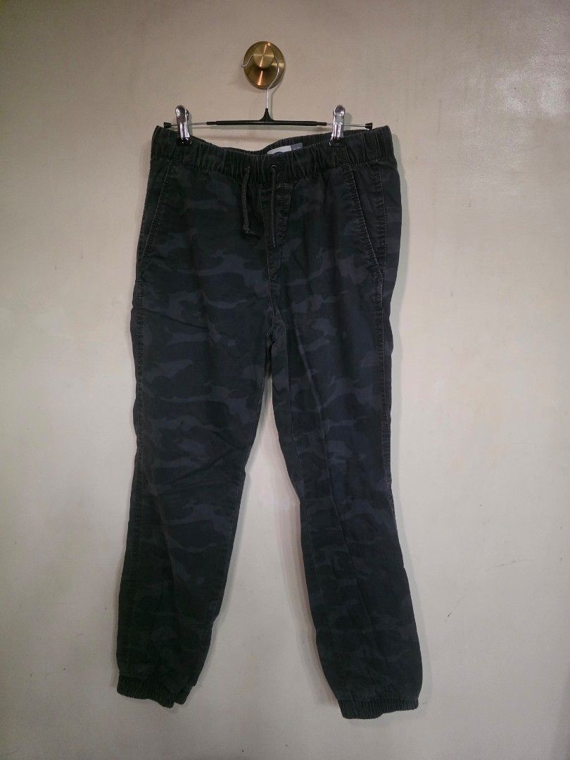 OLD NAVY Camouflage Jogging Pants (Category: Joggers) located in Manila. Submitted by dcory (Listing ID 1468041285, Image 1). Description: Measurements Waist: 13 inches Length: 35 inches.