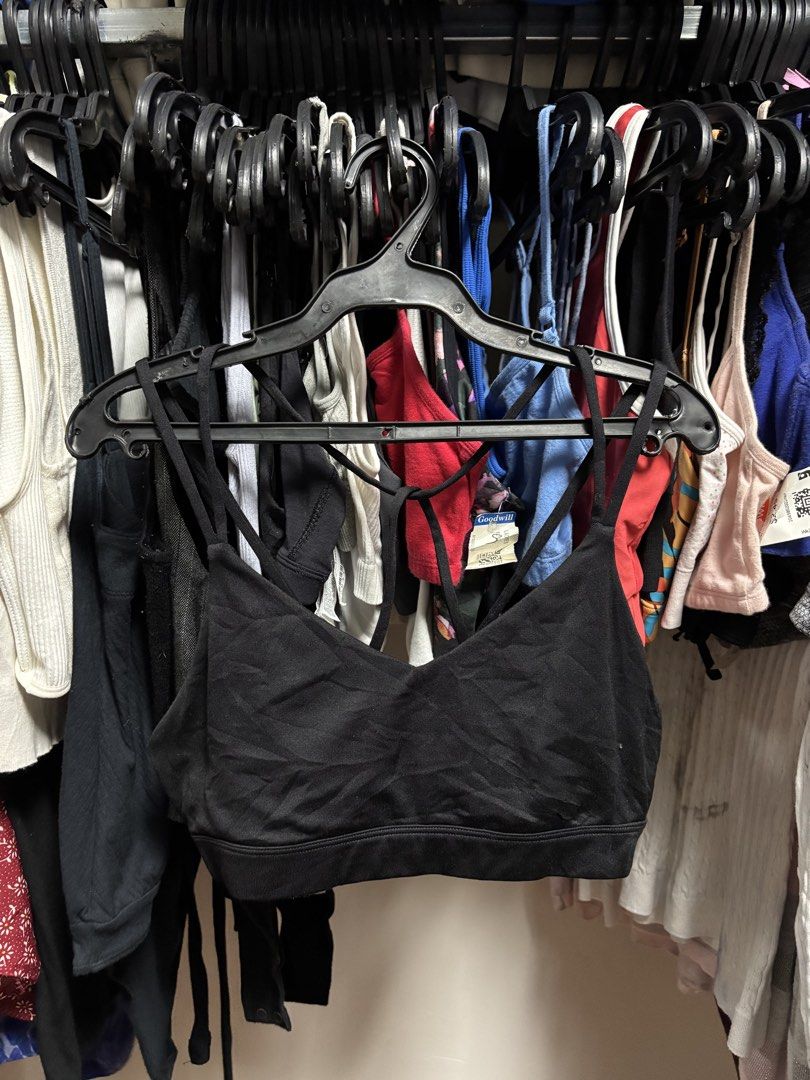 OLD NAVY sleeveless (Category: Sleeveless) located in Pila. Submitted by isabelasthriftclothes (Listing ID 1467960467, Image 1). Description: .
