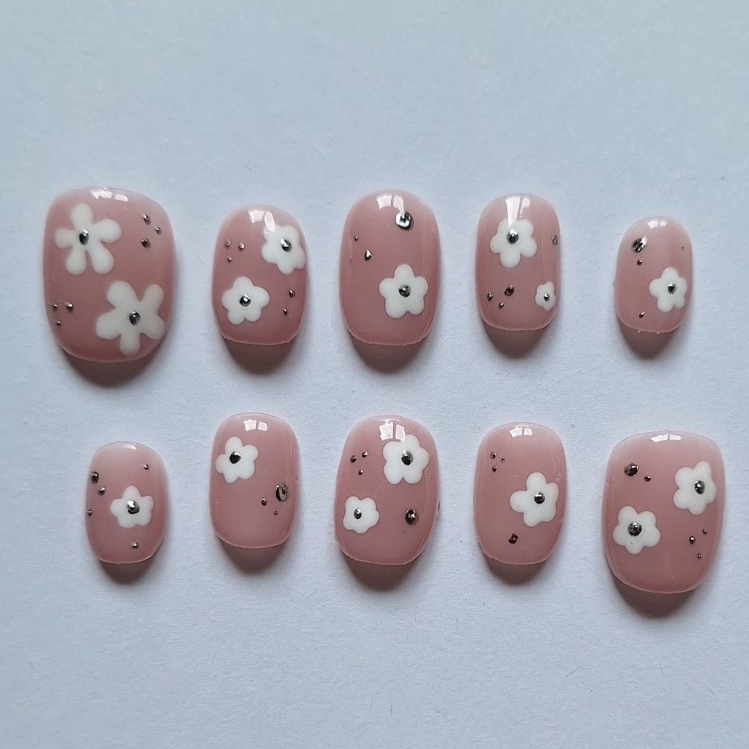 On hand press on nails - ready to deliver (Category: Hands & Nails) located in Quezon City. Submitted by luxetips_pressph (Listing ID 1467905996, Image 1). Description: Custom Press On Nails for 250-350php Any shape and length message to order and for inquiries Inclusions: 📌 Nail Prep Kit (Alcohol Pads, Cuticle Pusher, Nail File) 📌 Jelly Glue 📌 Care Card 📌 Press On Nails.