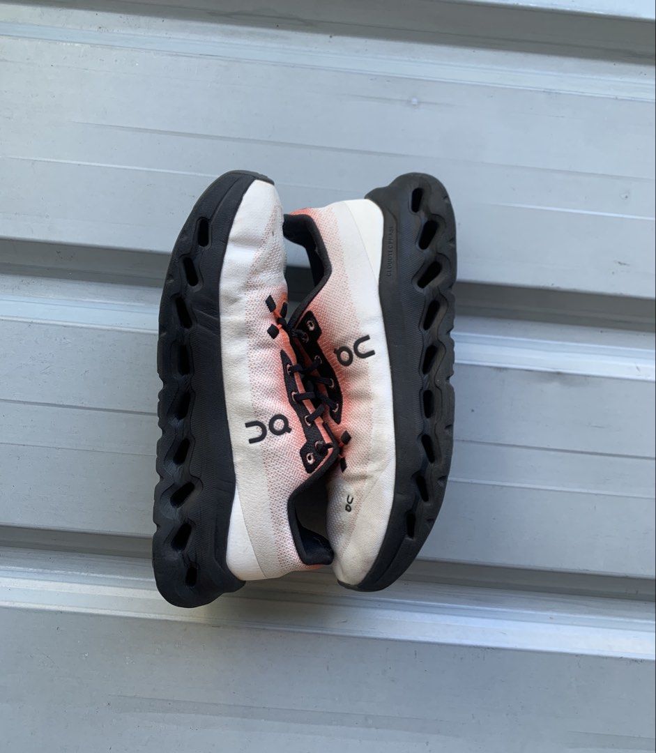 On Running Cloudtilt (Category: Sneakers) located in Marikina City. Submitted by azaero (Listing ID 1467986798, Image 2). Description: Size Unisex Men’s 7.5 / Women’s 9 / cm 26 / Euro 40.5 Good Condition Sockliner issue only.
