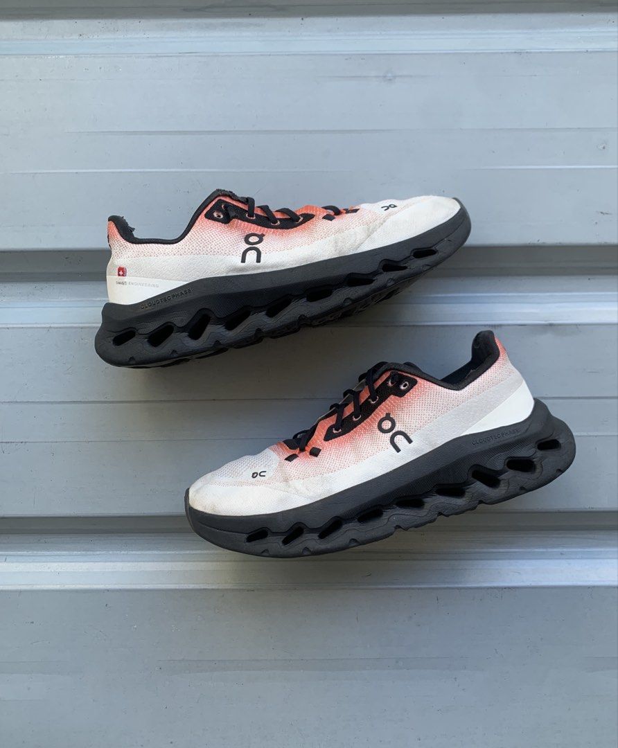 On Running Cloudtilt (Category: Sneakers) located in Marikina City. Submitted by azaero (Listing ID 1467986798, Image 1). Description: Size Unisex Men’s 7.5 / Women’s 9 / cm 26 / Euro 40.5 Good Condition Sockliner issue only.