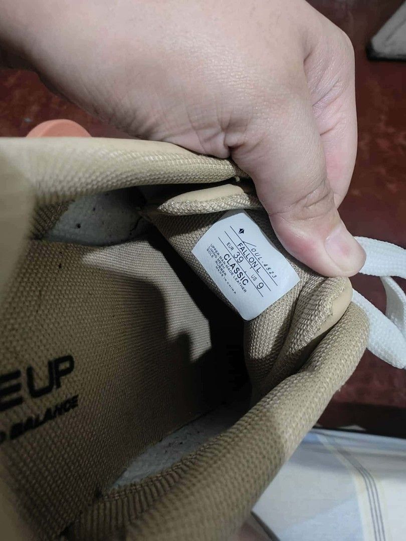 One up fallon L (Category: Sneakers) located in Baguio. Submitted by virtualgarage.sale (Listing ID 1467989092, Image 3). Description: Used only a few times. Then stocked na. Shoelaces are still white. Needs cleaning Size 9 women shipping via j&t.