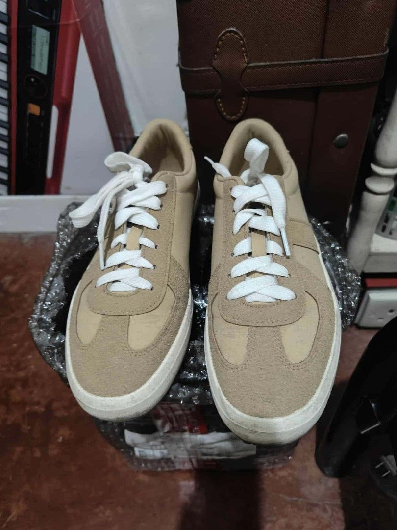 One up fallon L (Category: Sneakers) located in Baguio. Submitted by virtualgarage.sale (Listing ID 1467989092, Image 2). Description: Used only a few times. Then stocked na. Shoelaces are still white. Needs cleaning Size 9 women shipping via j&t.