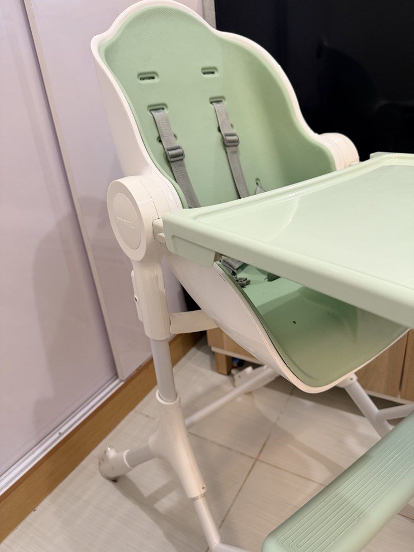 Oribel Cocoon Z High Chair (Category: Baby High Chairs) located in Mandaluyong City. Submitted by wopeepop (Listing ID 1467928531, Image 3). Description: Good condition No box With free used seatliner ₱4,000 Loc: Mandaluyong .