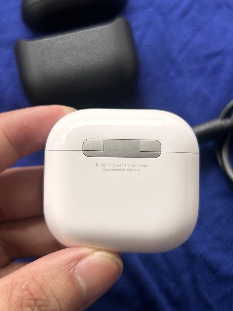 Original Apple Airpods 4 (Non ANC) (Category: Earphones) located in Makati City. Submitted by john15.5 (Listing ID 1467959836, Image 3). Description: Try Secondhand Original Apple Airpods 4 (Non ANC) for only Php 5500 -100% Original -Free Usb C cable -Free Silicon Case -Smoothness 96% Front & 97% Back -Good battery life -Matagal Malowbat, Mabilis magcharge -Good quality -Crisp Button -Actual Photo -Ready to use -No Box -No swap -Free Shipping via