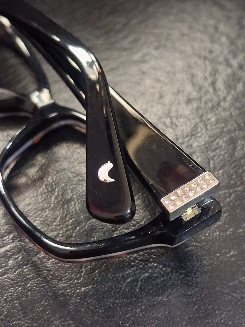 Original Clemence-Margaux Tortoise/Black Eyewear Frame (Category: Sunglasses & Eyewear) located in Mandaluyong City. Submitted by daddyjpanlilio24 (Listing ID 1467874937, Image 3). Description: P 2750+sf Width 135mm Temple 135mm Condition 9/10 No issue No case No pic worn Mandaluyong Shipping/Payment: Gcash/Maya Jnt payment 1st no COD Lalamove payment upon rider pick up.