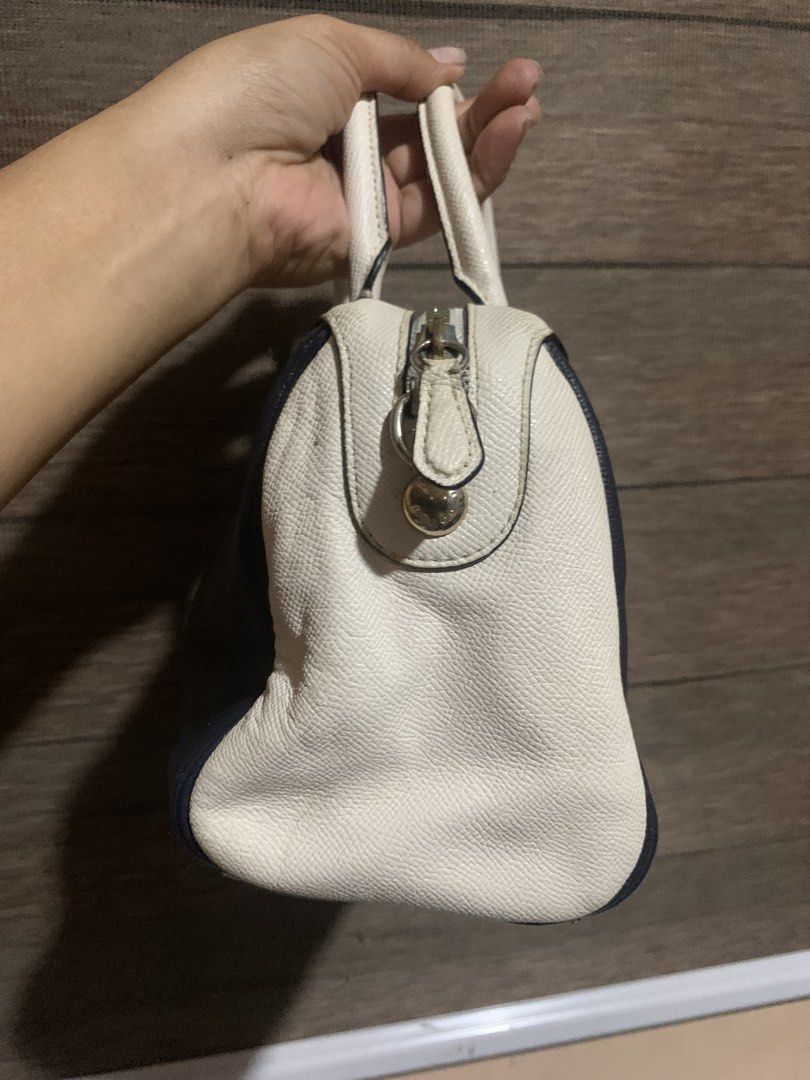 Original Coach Bennett Two Tone Bag (Category: Shoulder Bags) located in Aliaga. Submitted by ukaybags2428 (Listing ID 1467938749, Image 3). Description: Sign of usage No sling Bawal s maarte.