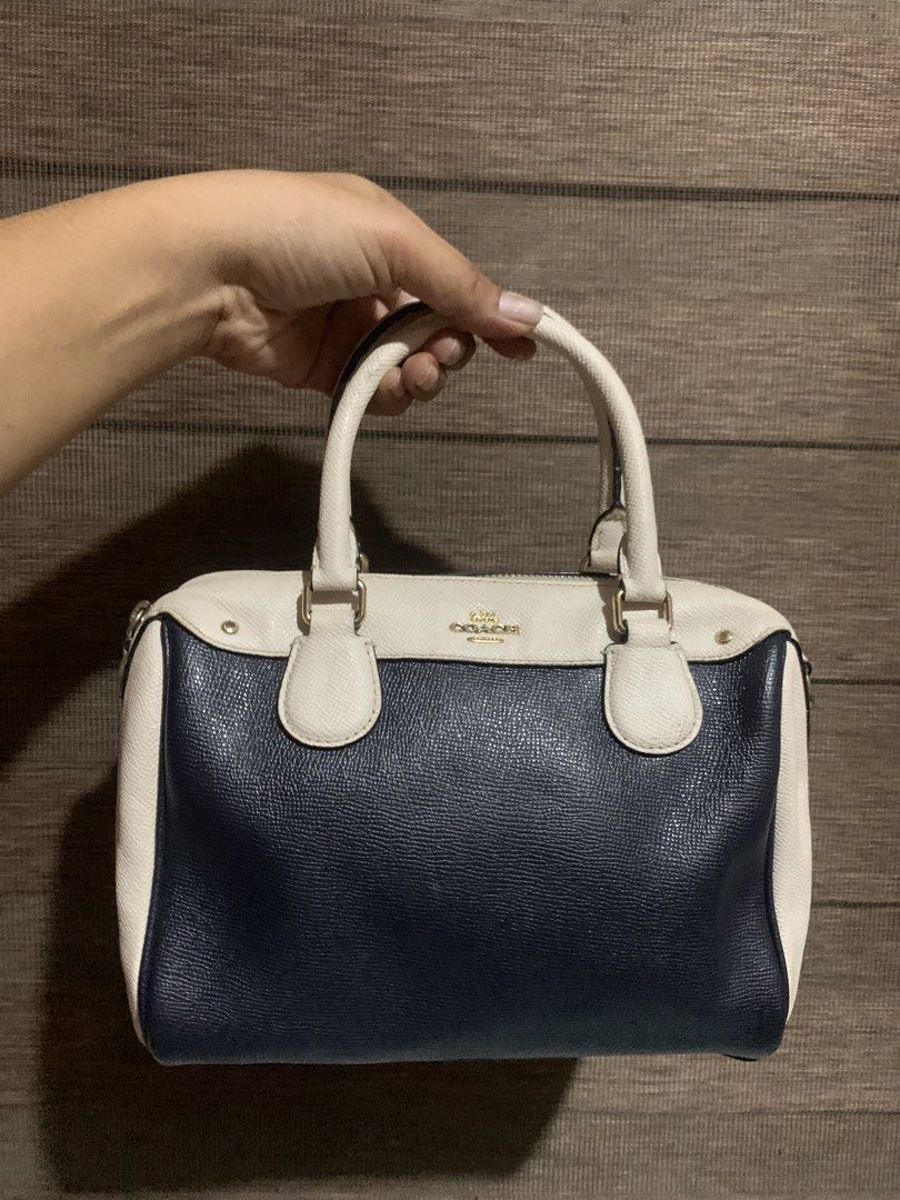 Original Coach Bennett Two Tone Bag (Category: Shoulder Bags) located in Aliaga. Submitted by ukaybags2428 (Listing ID 1467938749, Image 1). Description: Sign of usage No sling Bawal s maarte.