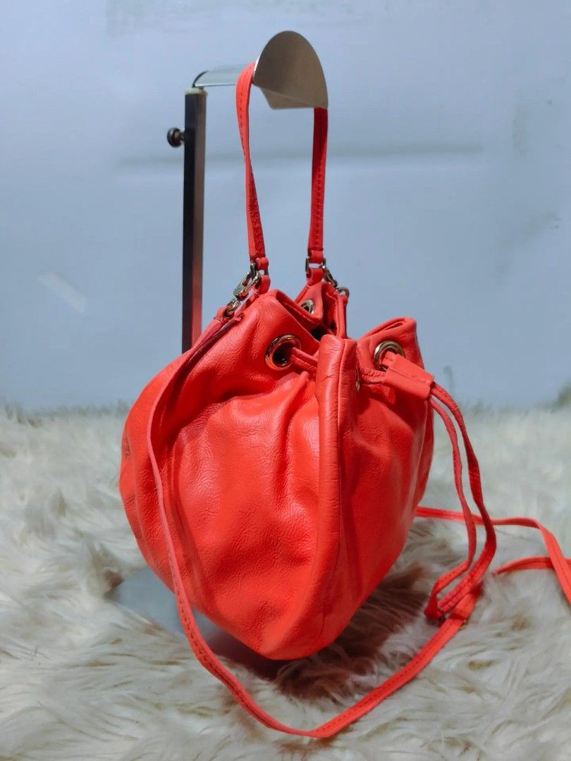 Original MARC JACOBS (Category: Shoulder Bags) located in Cabuyao City. Submitted by secondhand.shop.ph (Listing ID 1468023239, Image 3). Description: Sale❗️Sale❗️Sale❗️ ₱1,699 Original Marc Jacobs Almost new condition Small Pure genuine leather 📌First to pay!.