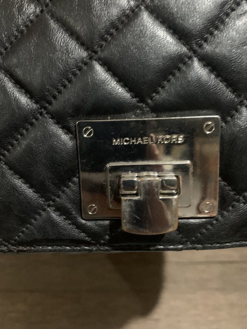 Original Michael Kors Quilted Chain Bag (Category: Shoulder Bags) located in Aliaga. Submitted by ukaybags2428 (Listing ID 1467938544, Image 2). Description: Kasya long wallet No issue Silver hardware.