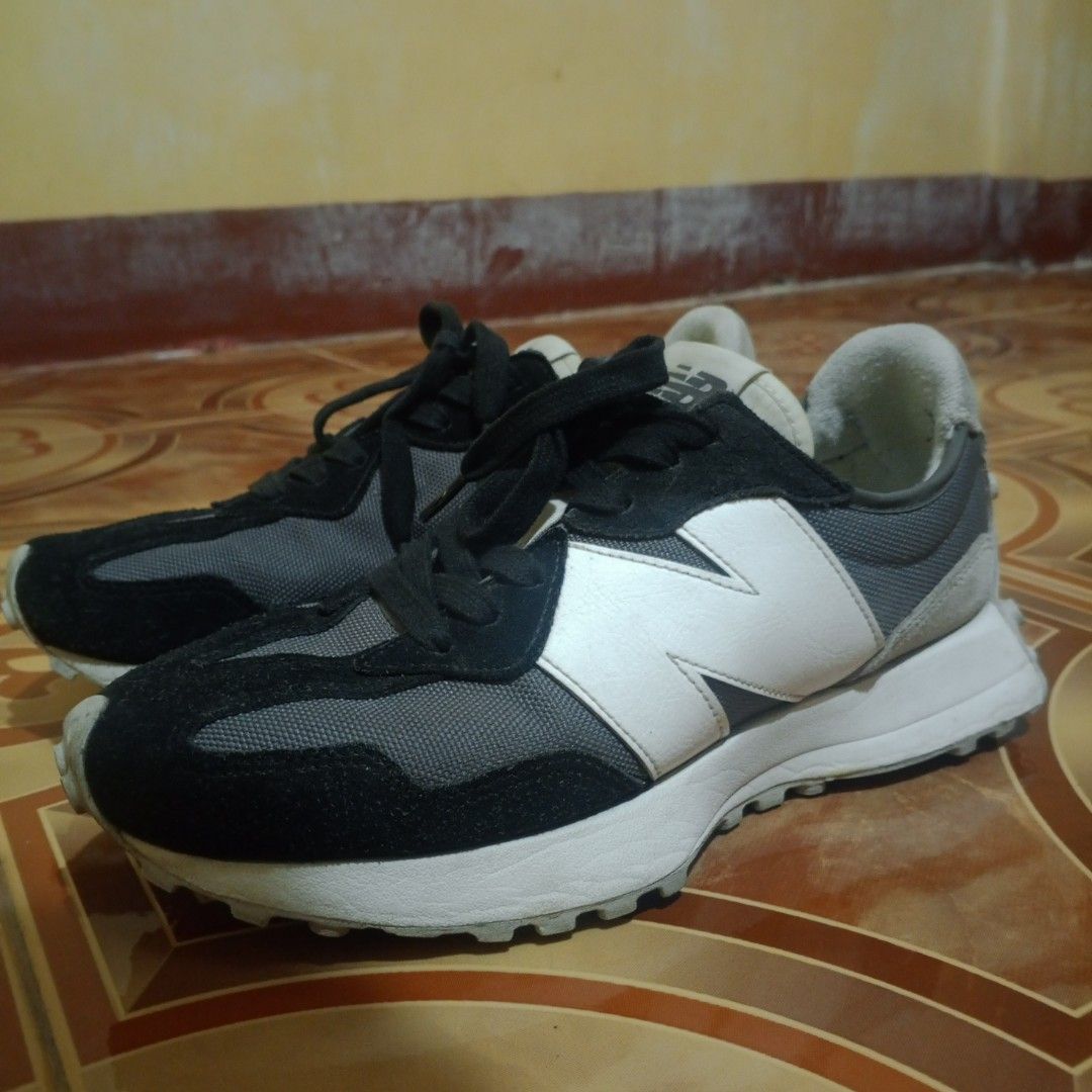 ORIGINAL NEW BALANCE BLACK 327 (Category: Casual Shoes) located in Manila. Submitted by burgosbns (Listing ID 1467869705, Image 2). Description: ORIGINAL NEW BALANCE BLACK 327 size: 8.5.