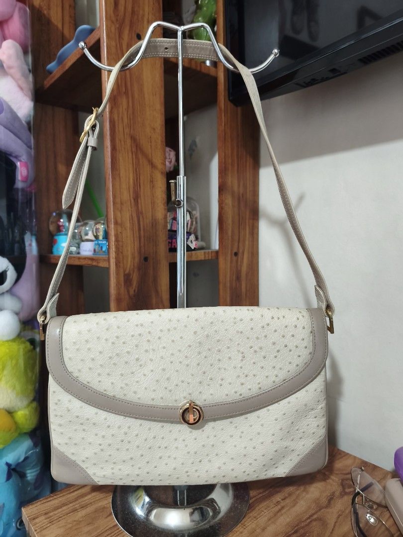 Ostritch Bag (Category: Shoulder Bags) located in Quezon City. Submitted by uydaisy1979 (Listing ID 1467849544, Image 1). Description: sign of usage s.