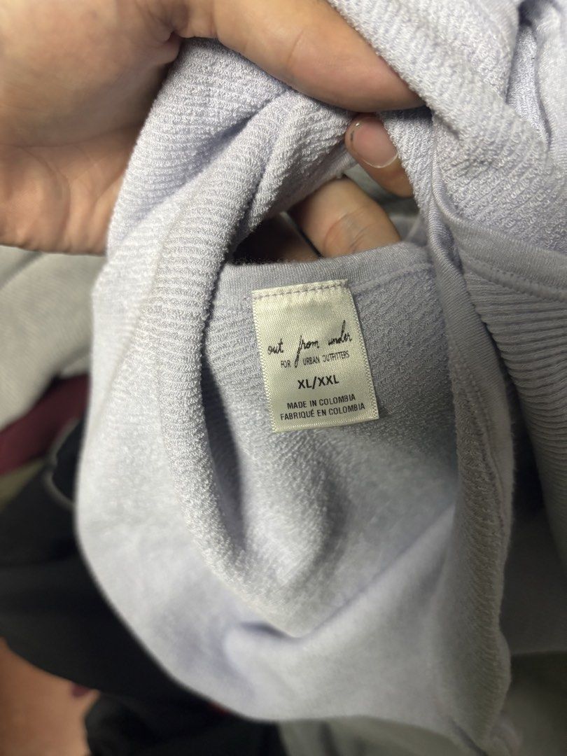 out of under sleeveless (Category: Sleeveless) located in Pila. Submitted by isabelasthriftclothes (Listing ID 1467967634, Image 2). Description: .