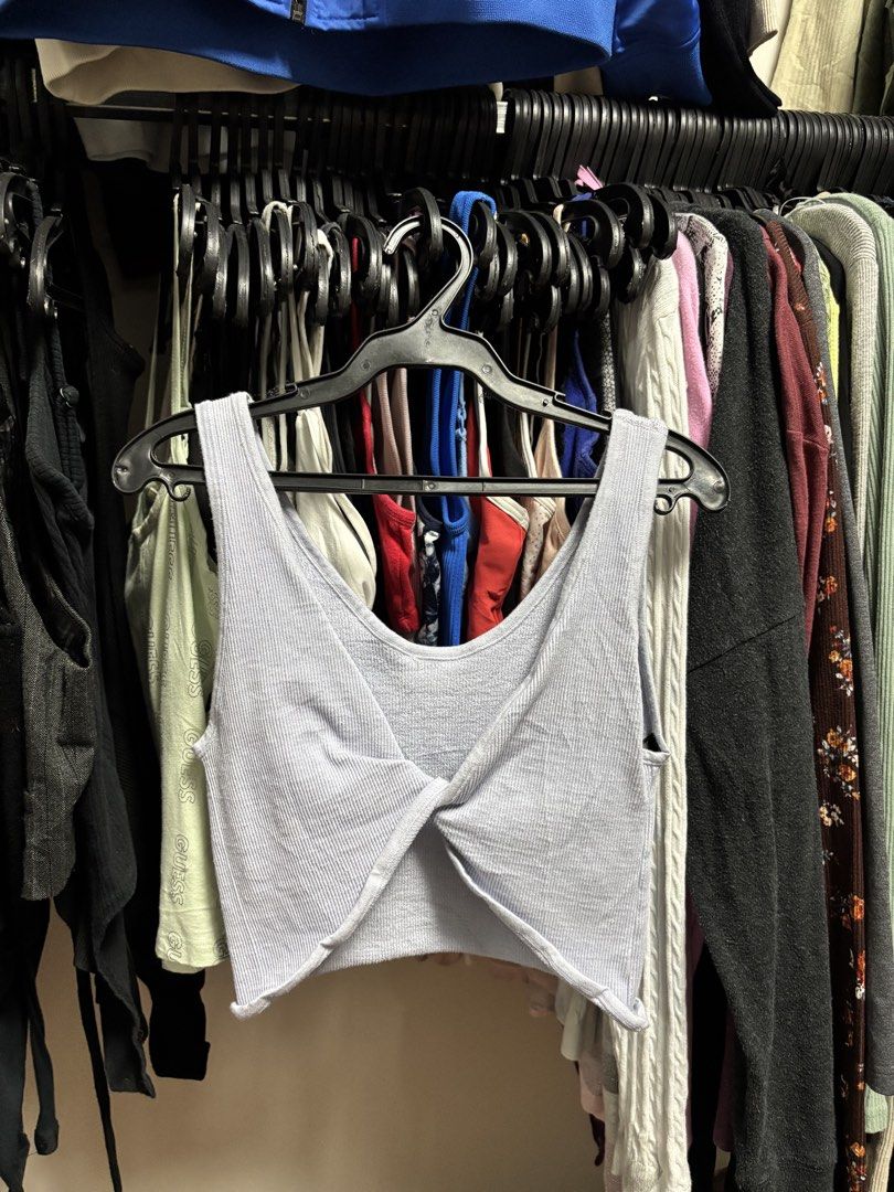 out of under sleeveless (Category: Sleeveless) located in Pila. Submitted by isabelasthriftclothes (Listing ID 1467967634, Image 1). Description: .