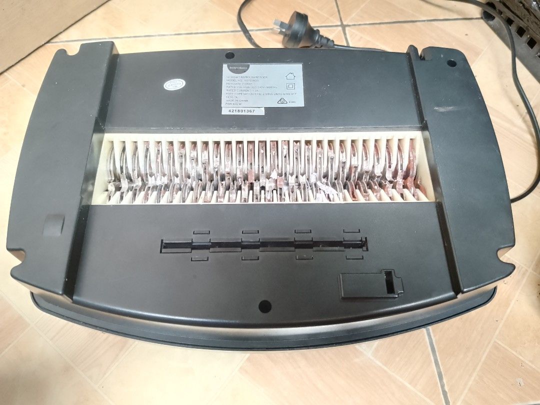 Paper shredder machine (Category: Announcements) located in Muntinlupa City. Submitted by jhunshop93615 (Listing ID 1468018616, Image 3). Description: good running condition issue :No paper bucket.