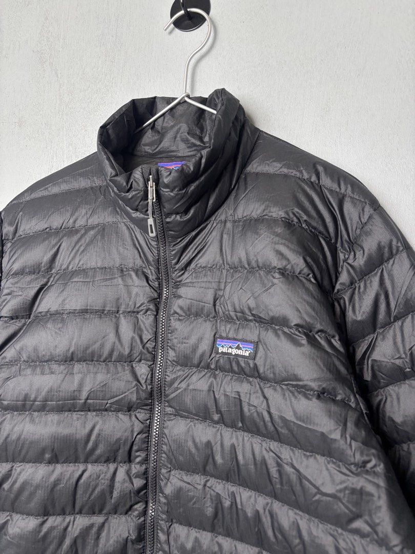Patagonia Lightweight Packable Down Puffer Jacket (Category: Coats, Jackets and Outerwear) located in Mandaluyong City. Submitted by fellas_ph (Listing ID 1467926755, Image 3). Description: Excellent condition No issues Size M on tag 22" Width 28" Length.