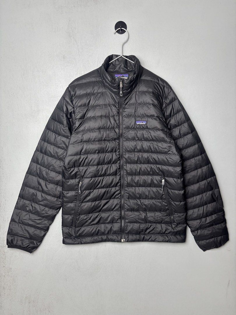 Patagonia Lightweight Packable Down Puffer Jacket (Category: Coats, Jackets and Outerwear) located in Mandaluyong City. Submitted by fellas_ph (Listing ID 1467926755, Image 2). Description: Excellent condition No issues Size M on tag 22" Width 28" Length.