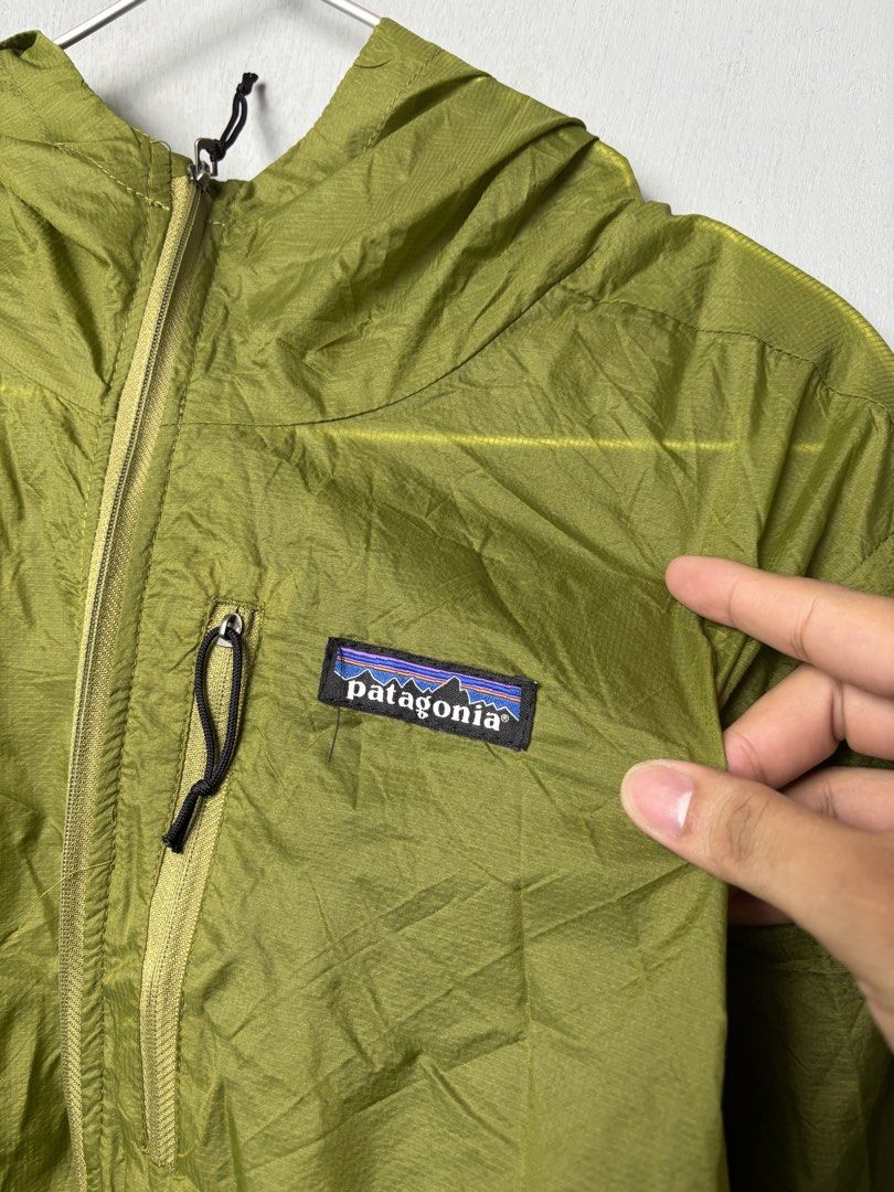 Patagonia Men's Packable Lightweight Houdini Jacket (Category: Coats, Jackets and Outerwear) located in Mandaluyong City. Submitted by fellas_ph (Listing ID 1467956721, Image 3). Description: Excellent condition No issues YKK zippers Size XL 23" Width 27.5" Length (Front) 30" Length (Back).