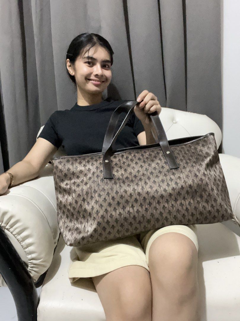 Patrick Cox Monogram Tote Bag (Category: Tote Bags) located in Lubao. Submitted by mm.olshop (Listing ID 1467860916, Image 1). Description: Brand: Patrick Cox Material: Genuine Leather Condition: 9/10 📌Payment First PM for more info . Thank you! 😇.