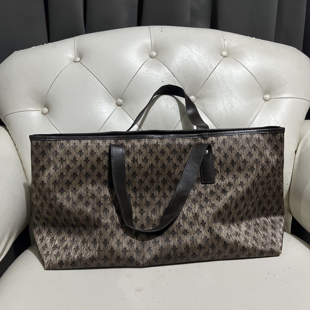 Patrick Cox Monogram Tote Bag (Category: Tote Bags) located in Lubao. Submitted by mm.olshop (Listing ID 1467860916, Image 2). Description: Brand: Patrick Cox Material: Genuine Leather Condition: 9/10 📌Payment First PM for more info . Thank you! 😇.