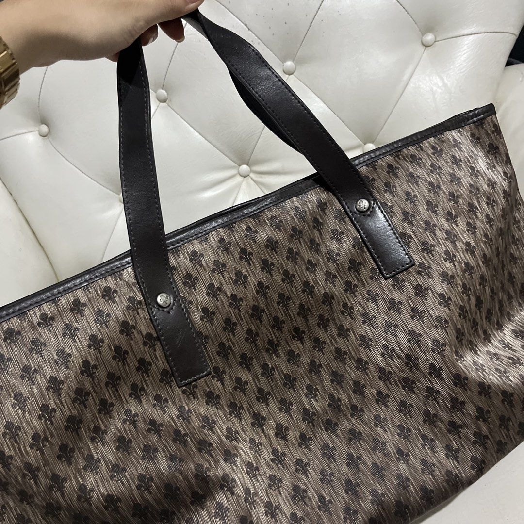 Patrick Cox Monogram Tote Bag (Category: Tote Bags) located in Lubao. Submitted by mm.olshop (Listing ID 1467860916, Image 3). Description: Brand: Patrick Cox Material: Genuine Leather Condition: 9/10 📌Payment First PM for more info . Thank you! 😇.