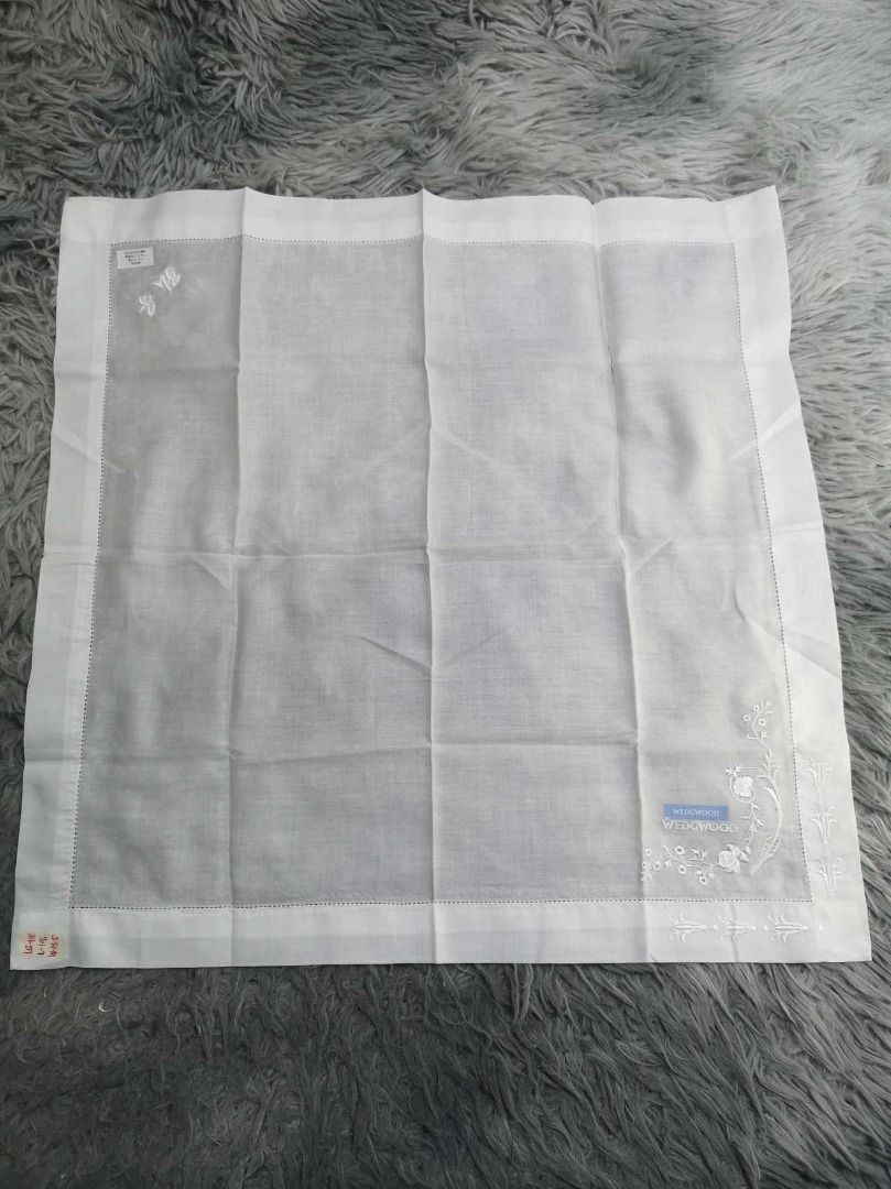 Patterned Boarder Classic Cotton Handkerchief (Category: Handkerchief & Pocket Squares) located in Santa Cruz. Submitted by jmy_surplus.2 (Listing ID 1467973216, Image 2). Description: Size ; L - 19 W - 13.5 Color ; White Type ; Handkerchief Brand ; No brand Material ; Canvas Style ; White Classic Handkerchief LG 118 JMY 3 Batch #225.