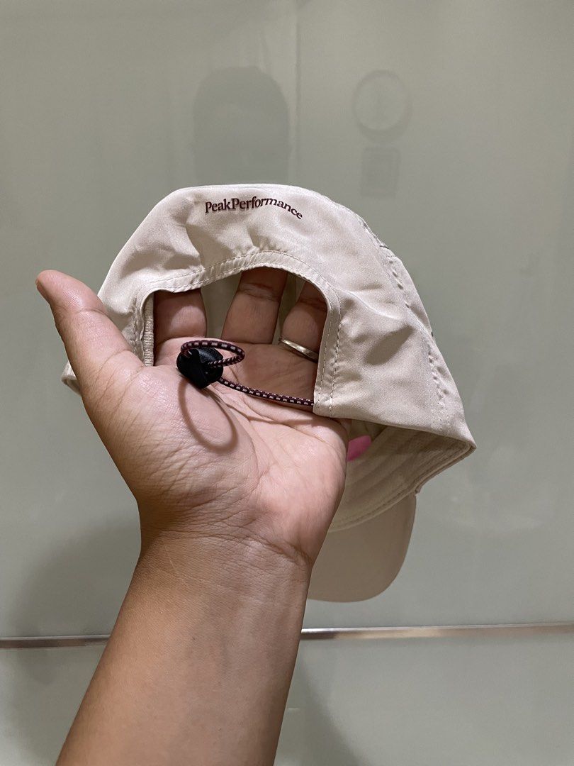 Peak Performance Lightweight Cap (Category: Cap & Hats) located in Kuala Lumpur. Submitted by wackotwo (Listing ID 1468024698, Image 2). Description: Condition like new Suitable for runners Cod Cheras/postage.
