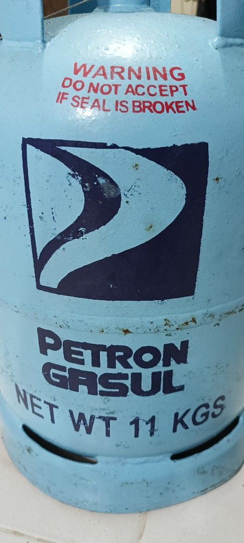 Petron Gasul 11kg LPG Empty Tank (Category: Bathroom & Kitchen Fixtures) located in Makati City. Submitted by toysaver2010 (Listing ID 1467938223, Image 2). Description: - Brand: Petron Gasul - 2 pcs available - Capacity: 11kg net weight - Type: Blue painted metal LPG cylinder with standard top valve - Condition: Ready for refill, minor rust spots on welded seams and handle rings - Safety: Original red warning text clearly visible on the front - 