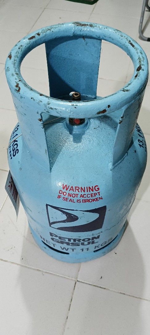 Petron Gasul 11kg LPG Empty Tank (Category: Bathroom & Kitchen Fixtures) located in Makati City. Submitted by toysaver2010 (Listing ID 1467938223, Image 1). Description: - Brand: Petron Gasul - 2 pcs available - Capacity: 11kg net weight - Type: Blue painted metal LPG cylinder with standard top valve - Condition: Ready for refill, minor rust spots on welded seams and handle rings - Safety: Original red warning text clearly visible on the front - 